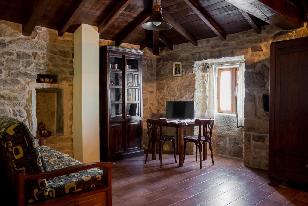 A television and/or entertainment centre at Casa Roan y Casa Grande