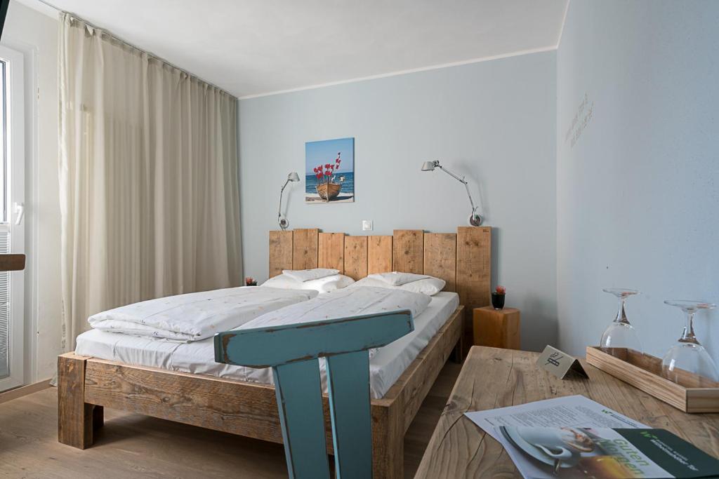 Postel nebo postele na pokoji v ubytování BioHotel Kassel Wilhelmshöher Tor