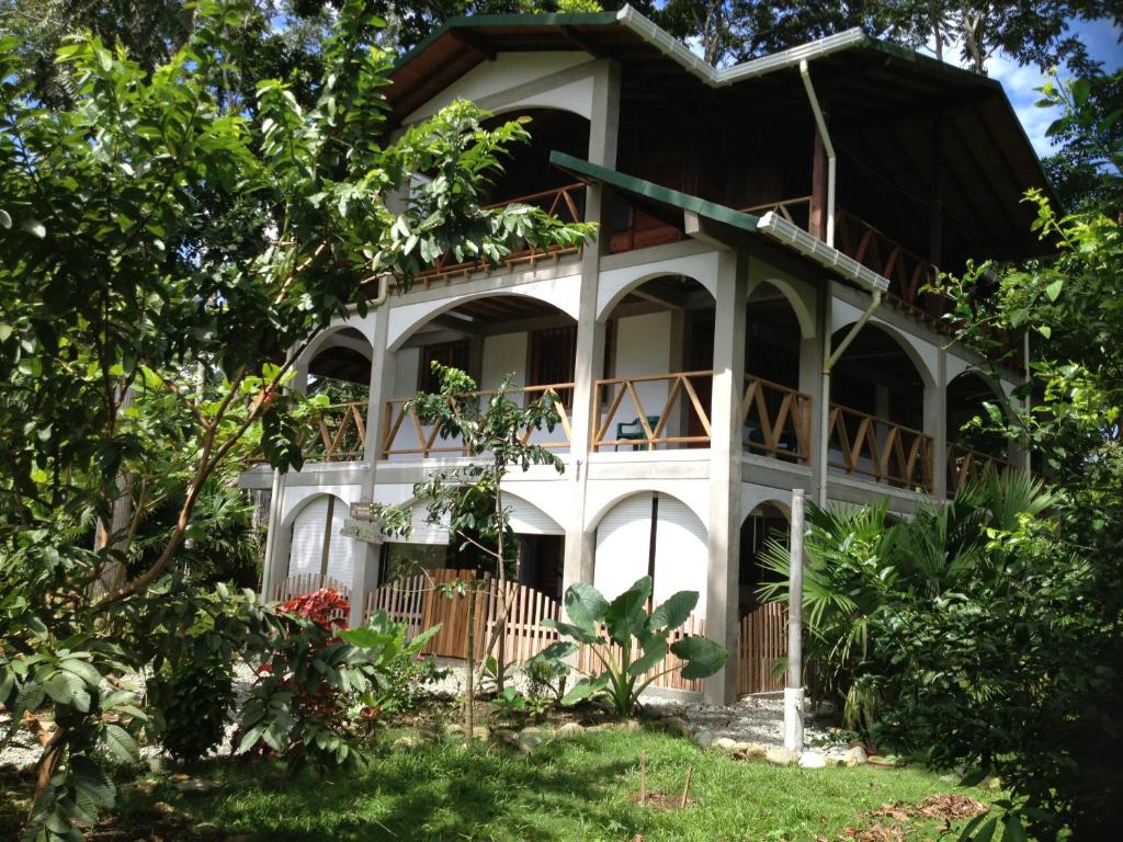 una casa en el árbol en medio de un jardín en Cabañas Tucan Eco Hotel, en Capurganá
