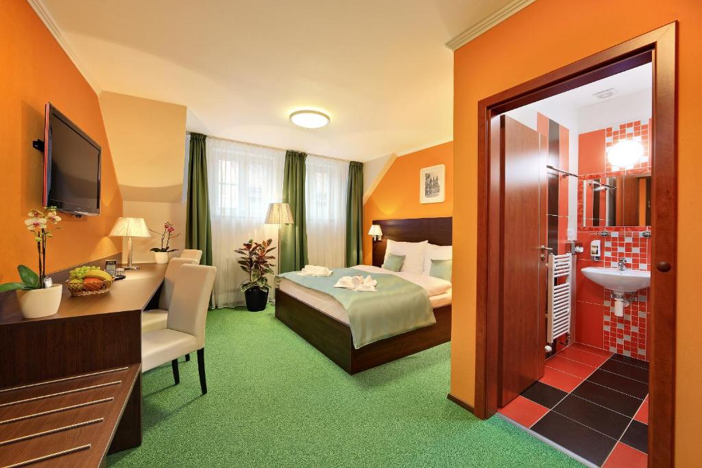 Habitación de hotel con cama y baño en Martin Hotel Prague en Praga