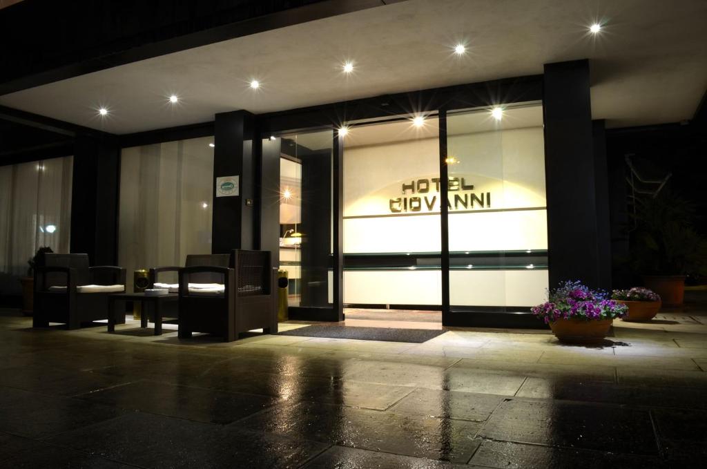 a store front at night with a sign on the window at Hotel Giovanni in Padova