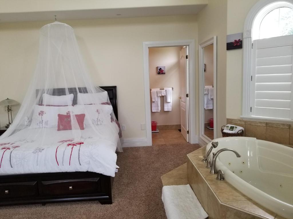 Postel nebo postele na pokoji v ubytování Riverview B&B