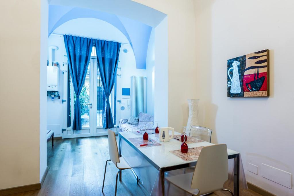 een woonkamer met een eettafel en stoelen bij Garibaldi 13 in Turijn