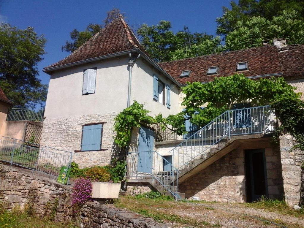 un ancien bâtiment en pierre avec un escalier en face de celui-ci dans l'établissement La Tour, à Creysse