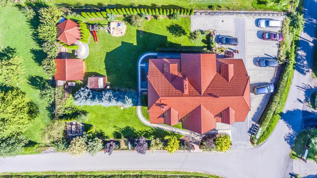 an overhead view of a house with a roof at Dworek Julia Komfortowe Pokoje z Klimatyzacją nad Soliną in Polańczyk
