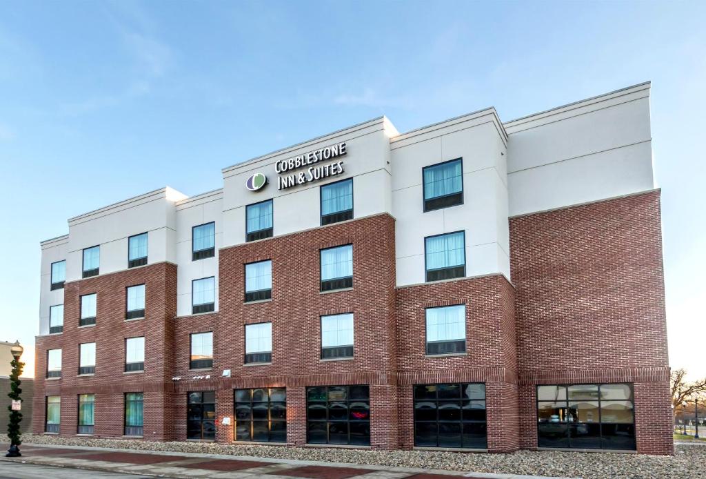 una rappresentazione della parte anteriore di un edificio ospedaliero di Cobblestone Inn & Suites - Waverly a Waverly