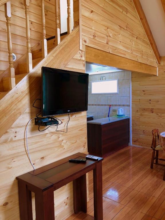 TV a/nebo společenská místnost v ubytování Cabañas Los Laureles - Lican Ray