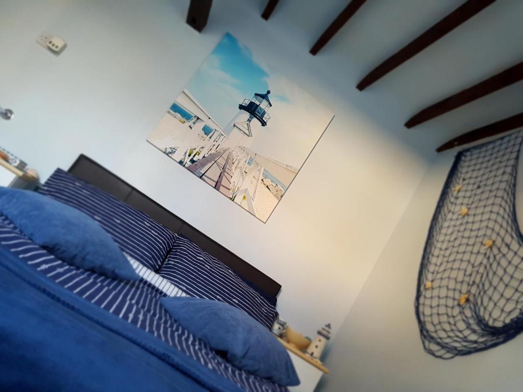 um quarto com uma cama com almofadas azuis e uma fotografia em French Horn Chalets em Alton