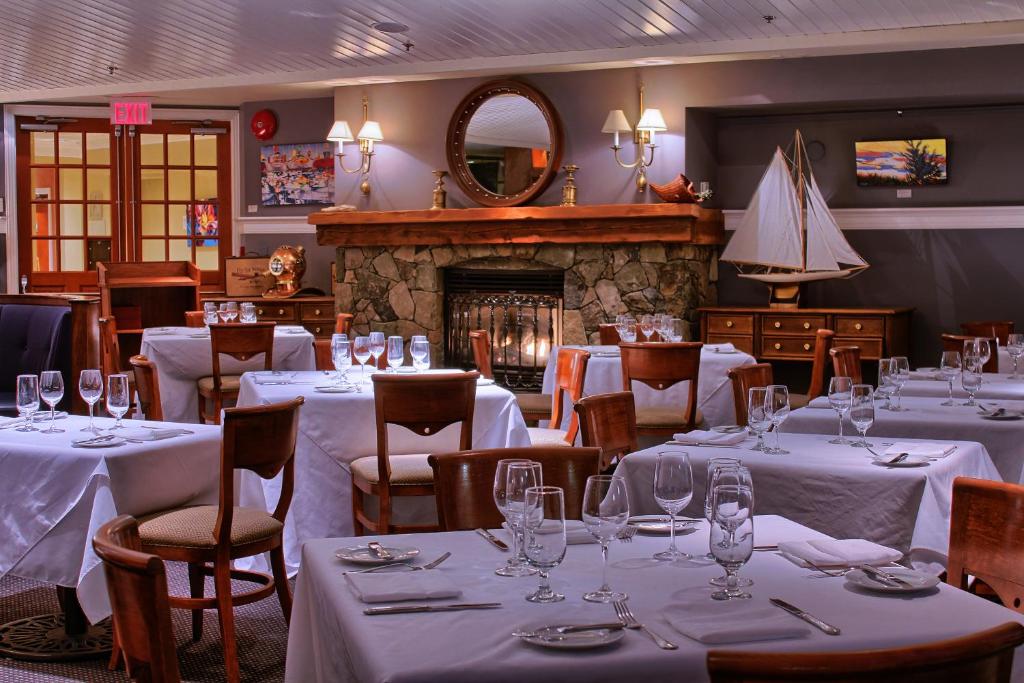 Restaurace v ubytování Poets Cove Resort & Spa