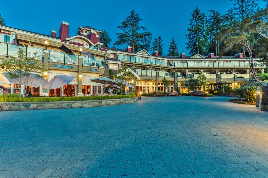 Bazén v ubytování Poets Cove Resort & Spa nebo v jeho okolí