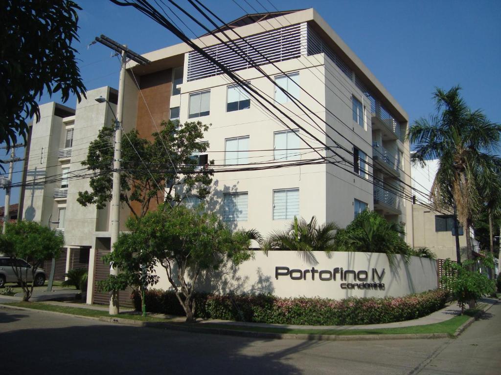 a building with a sign on the side of it at Hermoso Garzonier in Santa Cruz de la Sierra