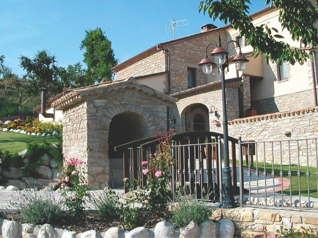 a house with a gate in front of a building at Agriturismo La Sorgente in Macchiagodena