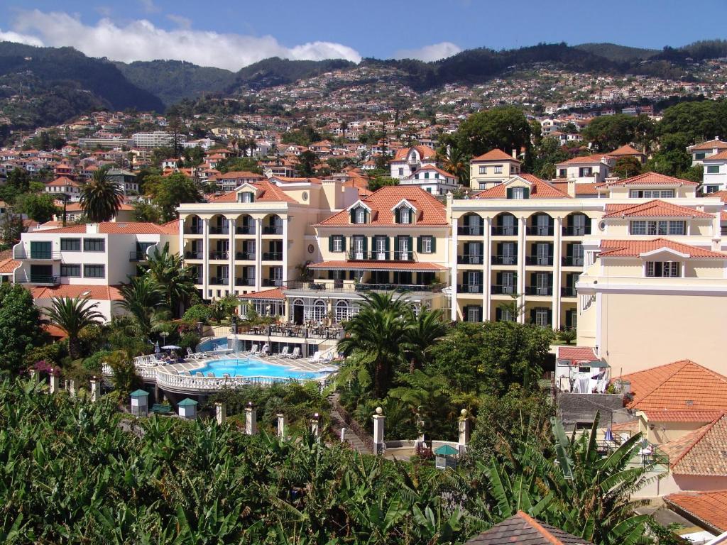 uma vista para uma cidade com um resort em Hotel Quinta Bela S Tiago em Funchal