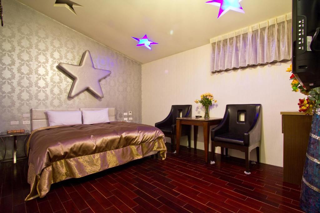 a bedroom with a bed and stars on the wall at Formosa Vacation Village Homestay in Ren&#39;ai