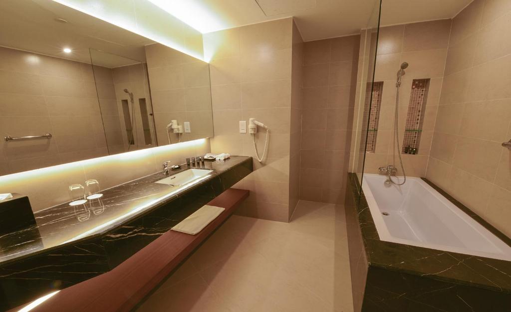 Aristo International Hotel - Chambre Double Ou Lits Jumeaux De Luxe