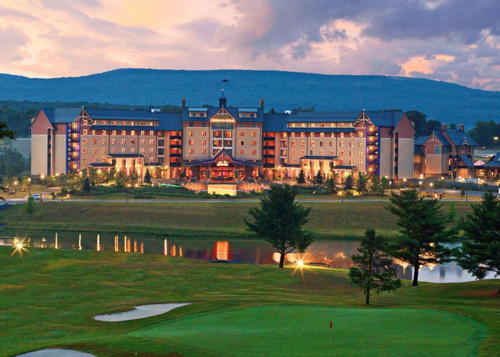 un grand bâtiment avec un parcours de golf en face dans l'établissement Mount Airy Casino Resort - Adults Only 21 Plus, à Mount Pocono