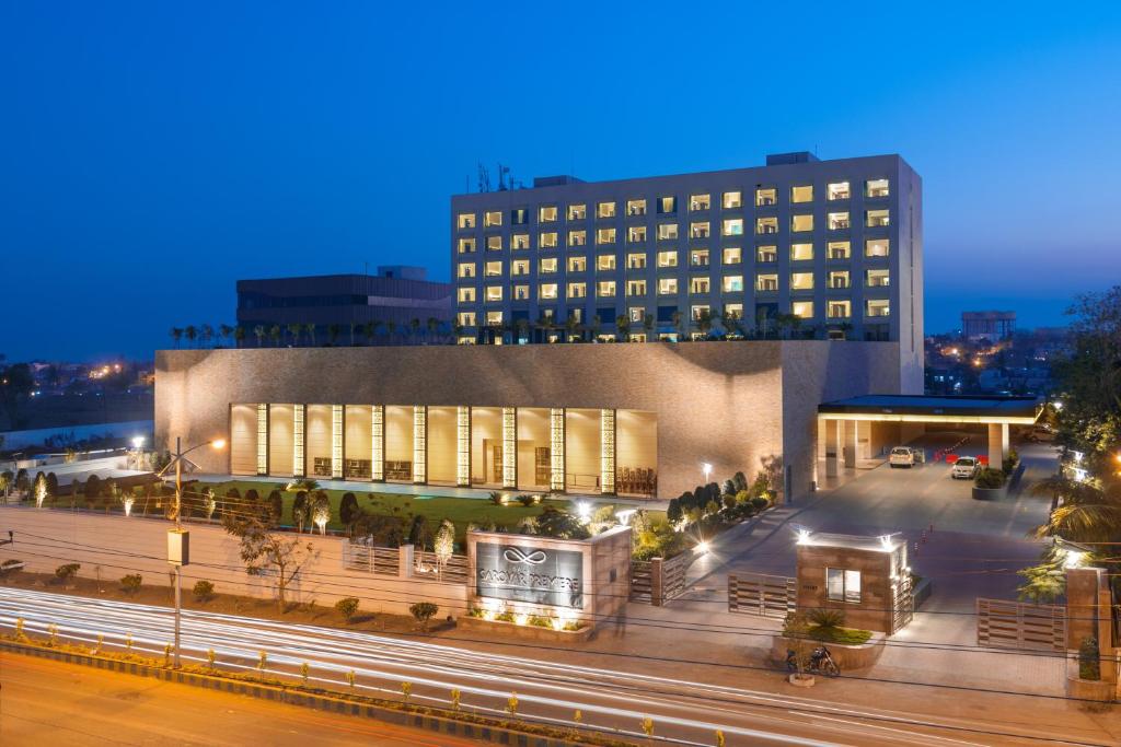 um edifício à noite com uma estrada em frente em Balaji Sarovar Premiere em Solapur