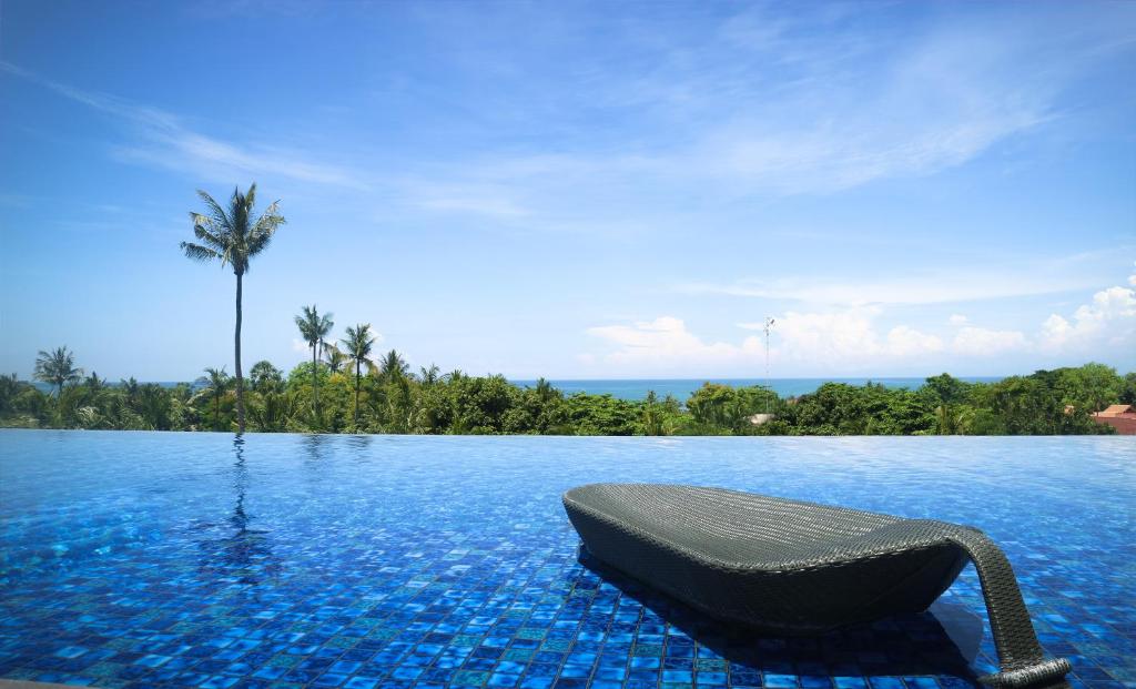 Bazén v ubytování FOX Hotel Jimbaran Beach Bali nebo v jeho okolí
