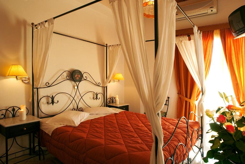 Posteľ alebo postele v izbe v ubytovaní Acropole Delphi City Hotel