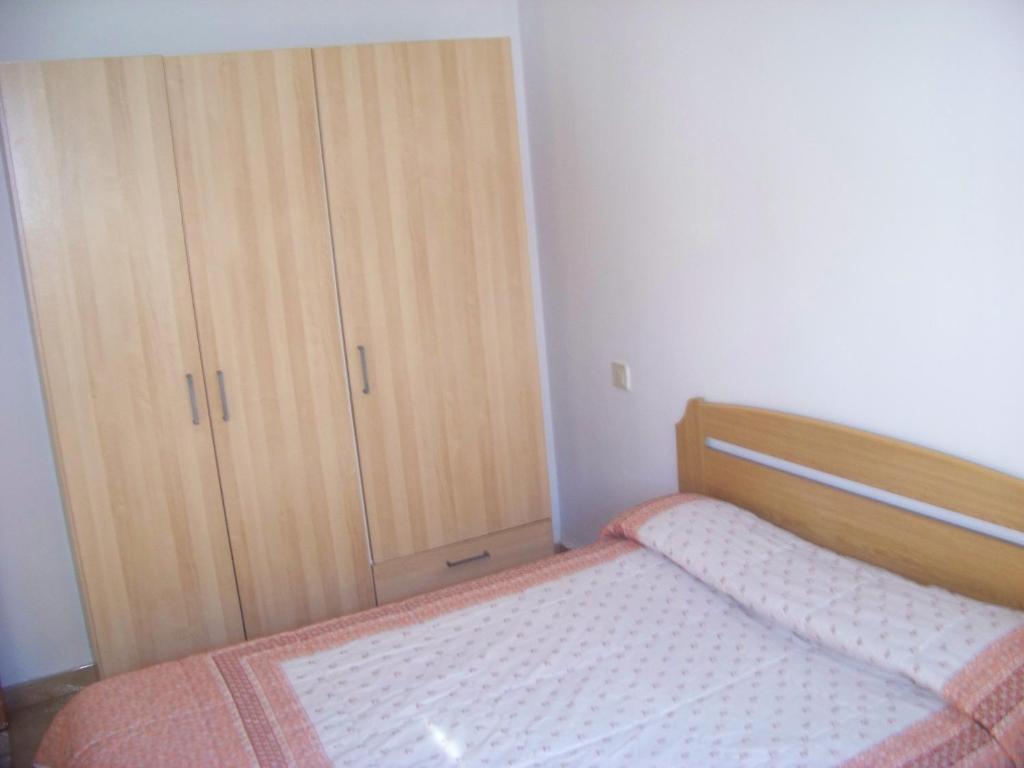 A bed or beds in a room at Apartamentos Chelo