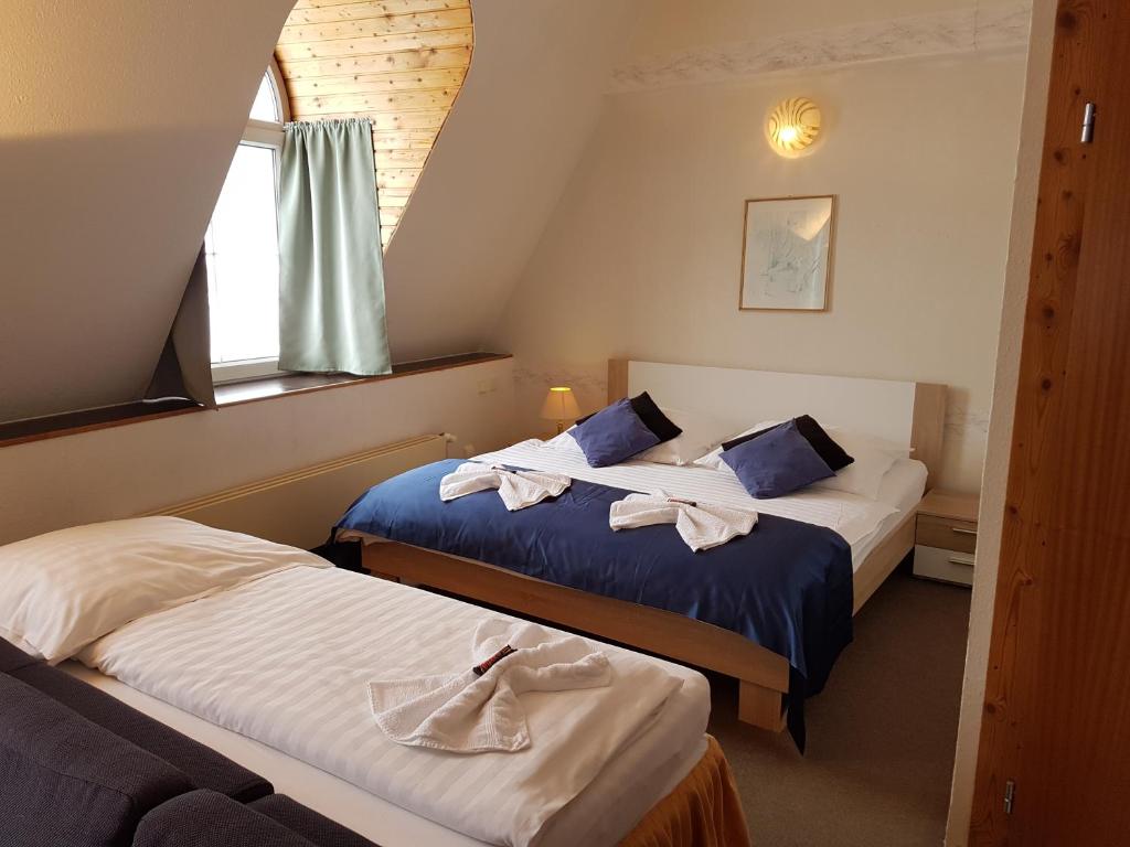 Postel nebo postele na pokoji v ubytování Hotel Koruna
