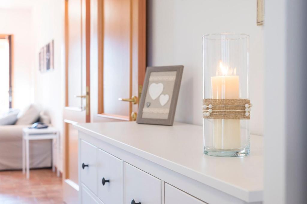 斯卡利諾的住宿－Romantic & Charming Apartment，柜台上玻璃瓶里的蜡烛