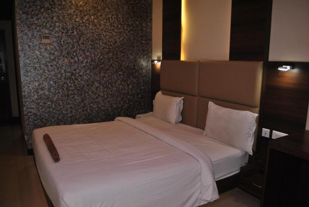 Postel nebo postele na pokoji v ubytování Hotel Sriram JB Residency