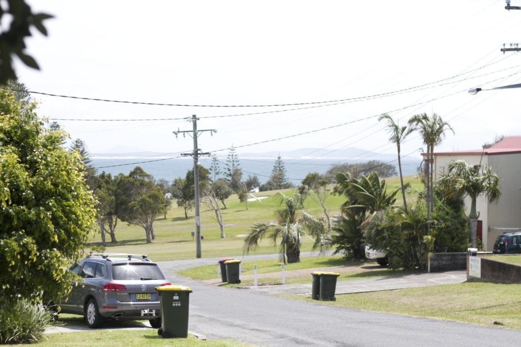 un coche aparcado al lado de una calle en Almare, 7 Gowing Street, en Crescent Head