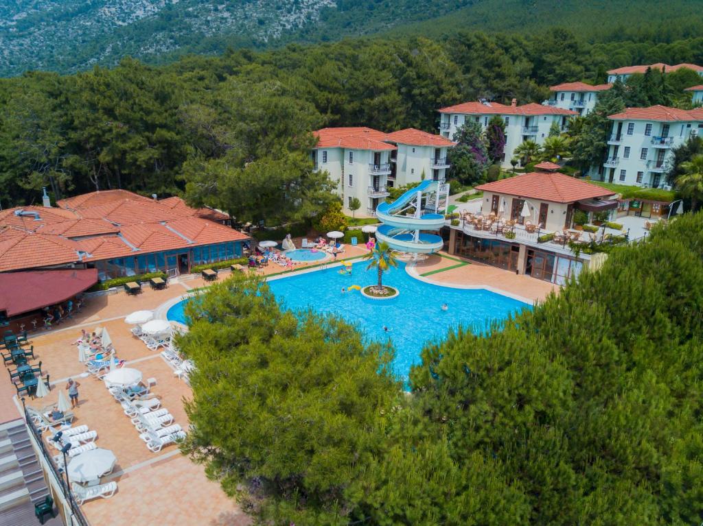 una vista aérea de una piscina en un complejo en Hotel Greenland - All Inclusive en Oludeniz