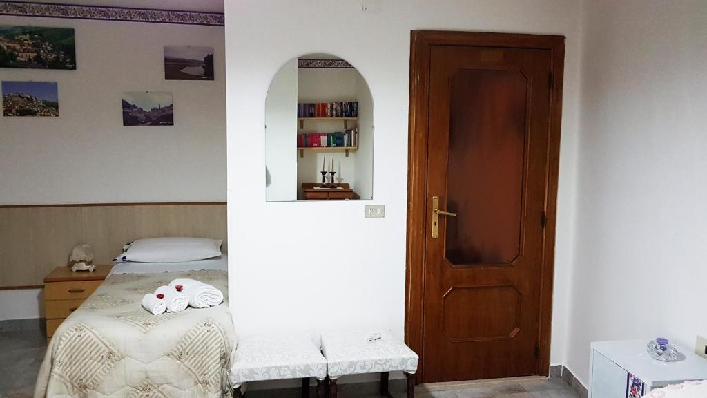 Łóżko lub łóżka w pokoju w obiekcie B&B Regina Elena