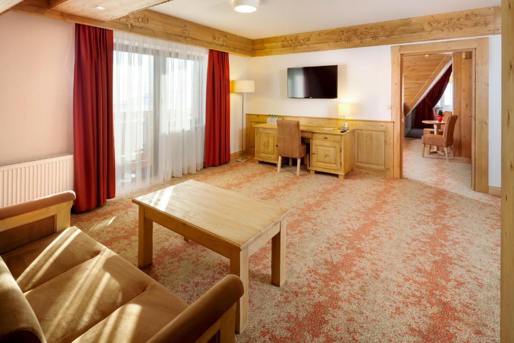 Televízia a/alebo spoločenská miestnosť v ubytovaní Hotel Bania Thermal & Ski