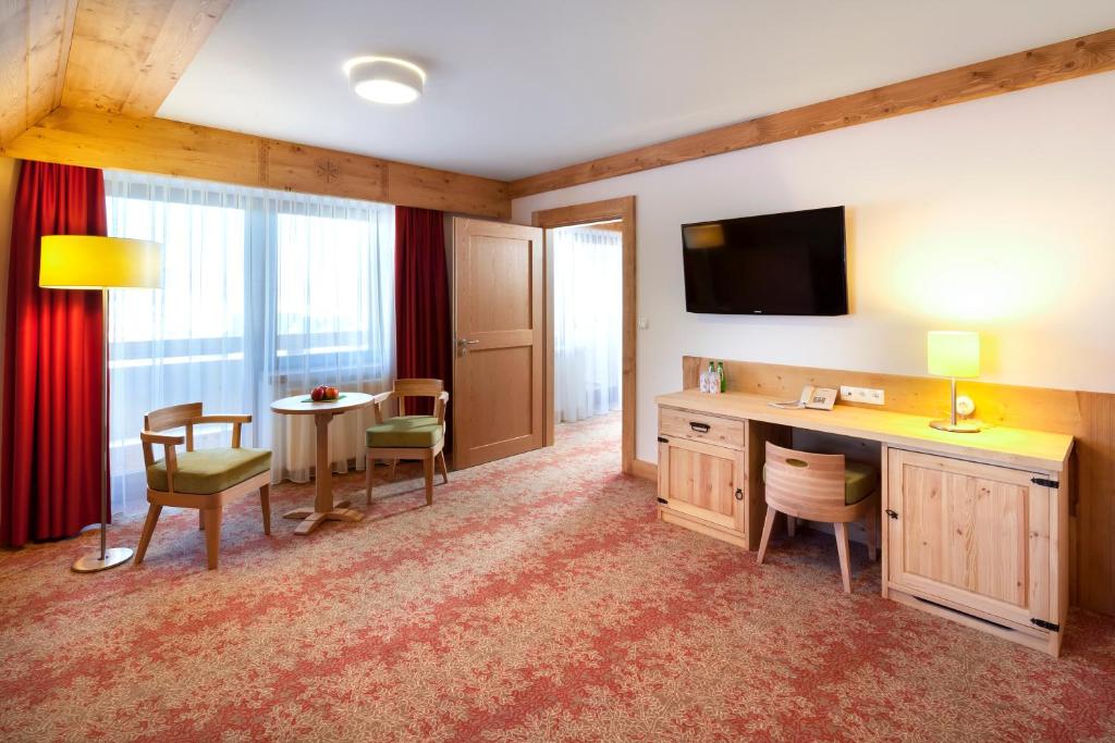 Televízia a/alebo spoločenská miestnosť v ubytovaní Hotel Bania Thermal & Ski
