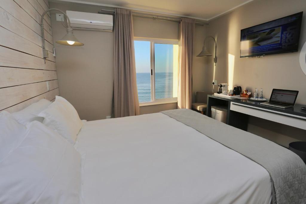 เตียงในห้องที่ Lüderitz Nest Hotel