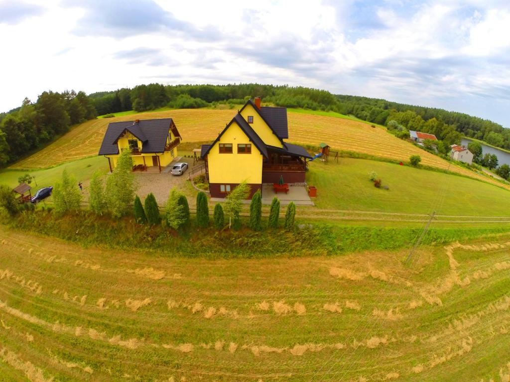 セイニにあるAgroturystyka Ogrodnikiの草原の頂上の家