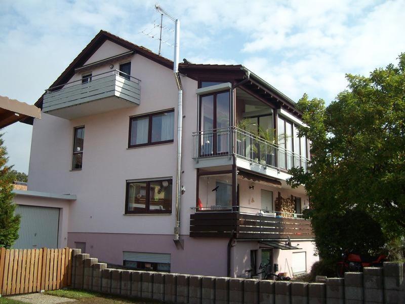 Casa blanca con balcón y valla en Ferienwohnung Gerda Weiß, en Allensbach