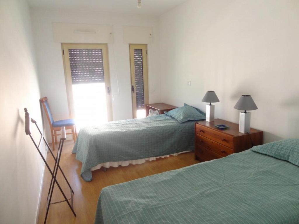 リスボンにあるBlack&White - Entrecamposのベッドルーム1室(ベッド2台、ドレッサー、窓付)