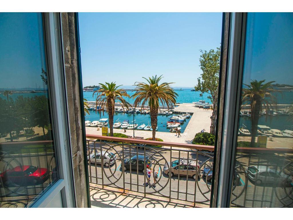 - Vistas a un complejo con palmeras y al océano en Royal Blue Apartment, en Split