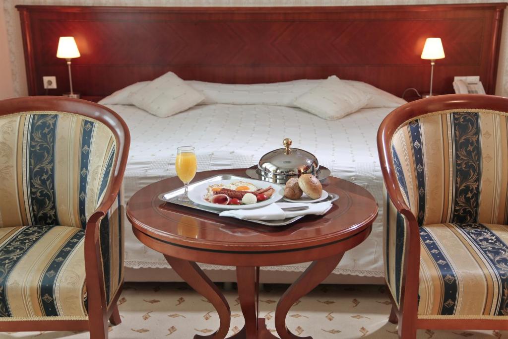 貝爾格勒的住宿－奧拉薩克酒店，床上的桌子和食物托盘
