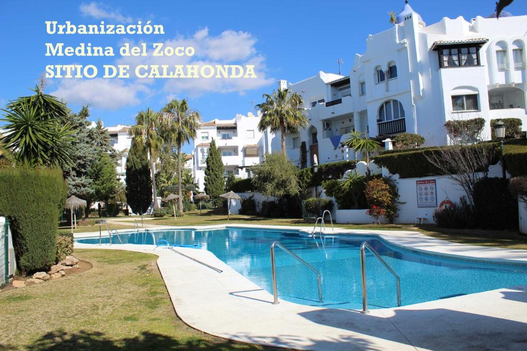 une piscine en face d'un bâtiment dans l'établissement BLUE Dreams, à Mijas