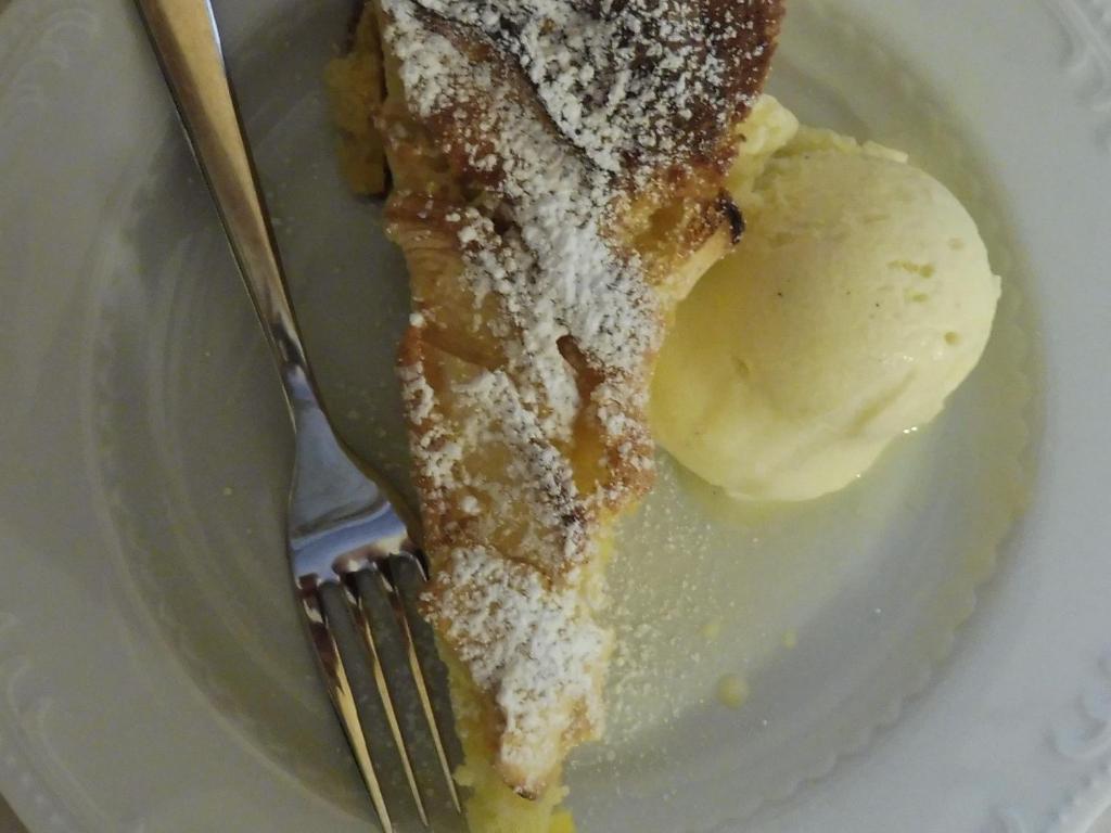 Comida na casa de hóspedes ou em algum lugar perto