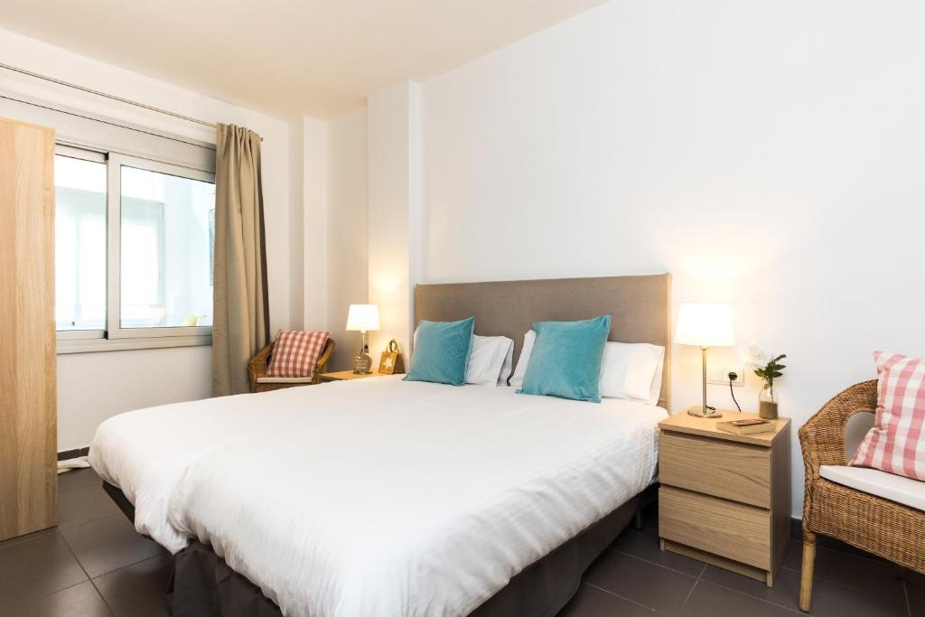 Postel nebo postele na pokoji v ubytování Apartamentos Cornellalux
