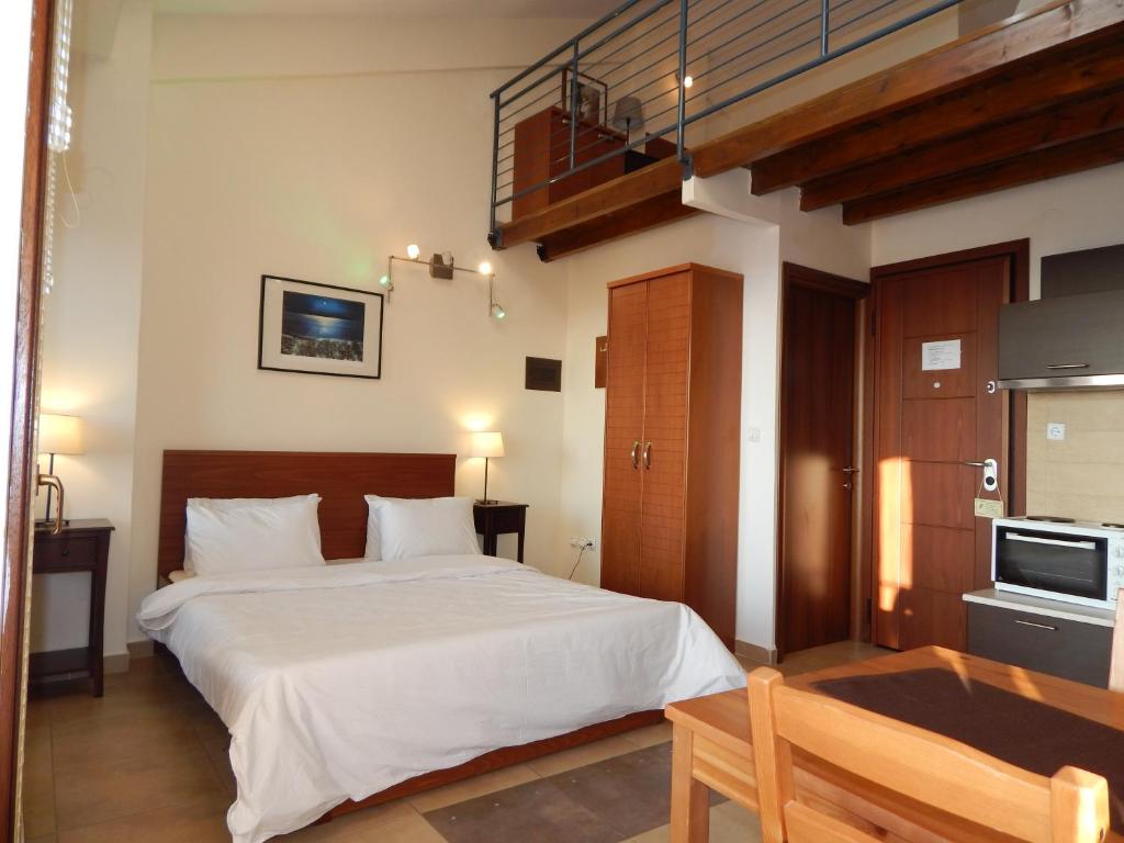 Posteľ alebo postele v izbe v ubytovaní Kripis Studio Thessaloniki