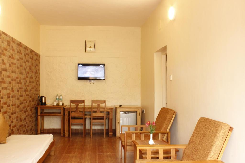 TV a/nebo společenská místnost v ubytování Kodai Resort Hotel, Kodaikanal