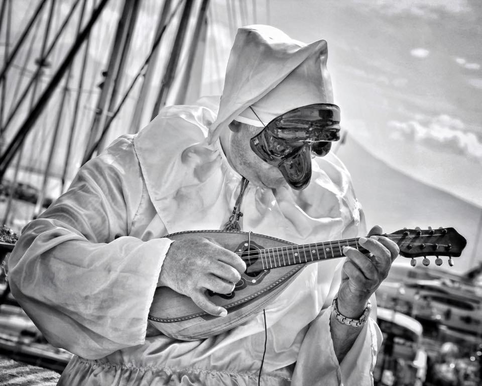 Un uomo con la felpa che suona la chitarra di Margherita Room a Torre Annunziata