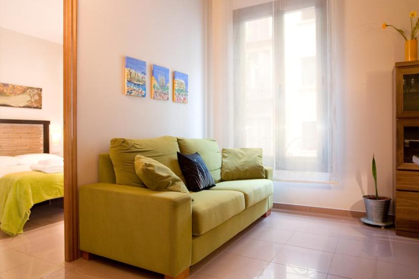 バルセロナにあるBCNGOTIC 13の鏡付きのリビングルームに黄色いソファ