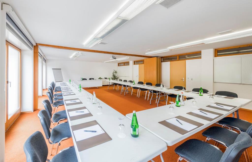 a large conference room with white tables and chairs at I Grappoli in Sessa