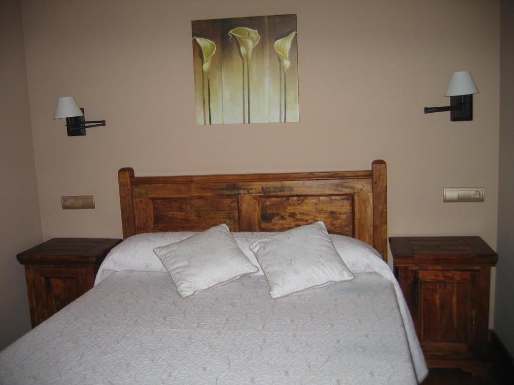 A bed or beds in a room at Hotel Rural Robles