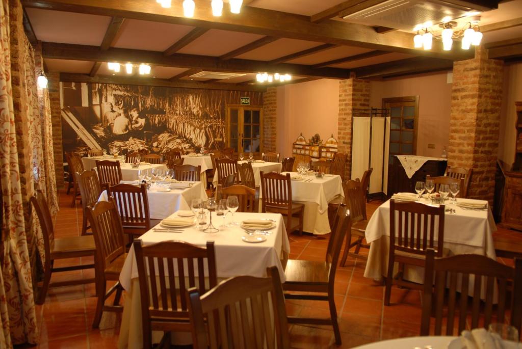 A restaurant or other place to eat at Hotel Rural Robles