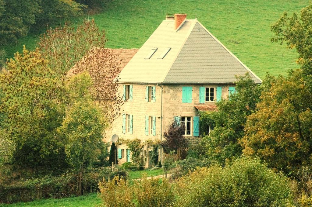 una vecchia casa su una collina in un campo di Le Cuisinier en Combraille a Vergheas