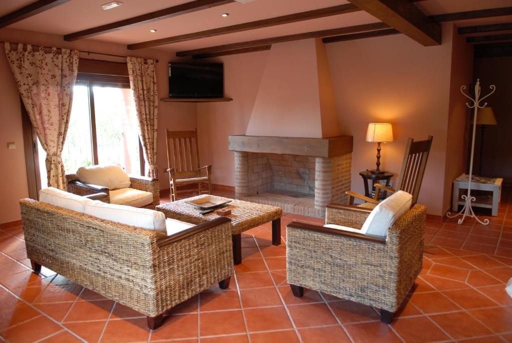 A seating area at Hotel Rural Robles